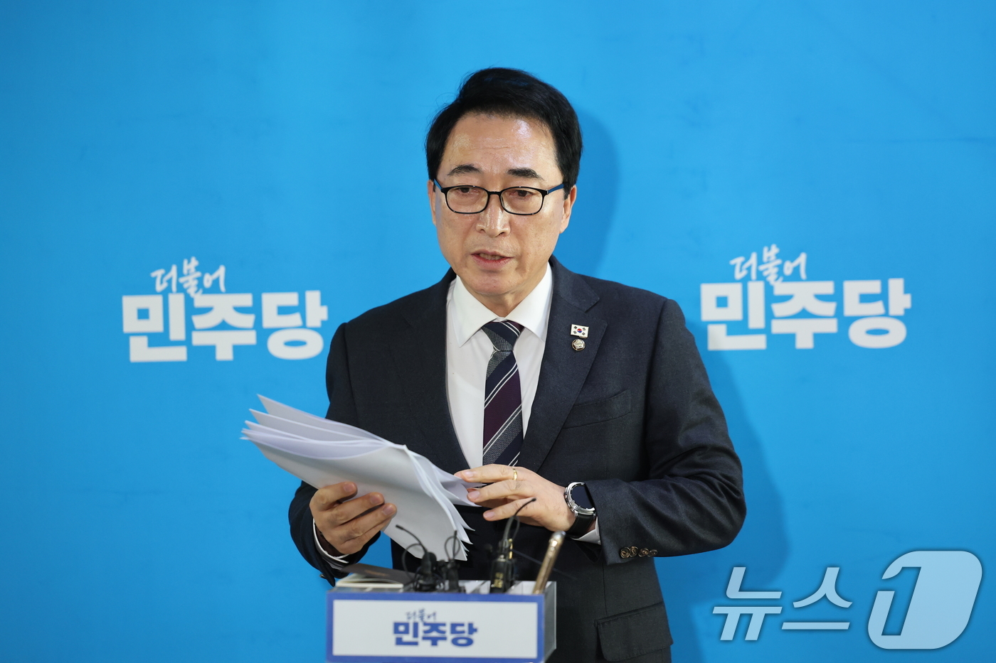 (서울=뉴스1) 이승배 기자 = 박수현 더불어민주당 수석대변인이 19일 서울 여의도 국회에서 당무위원회 결과에 대해 설명하고 있다. 2026.1.19/뉴스1