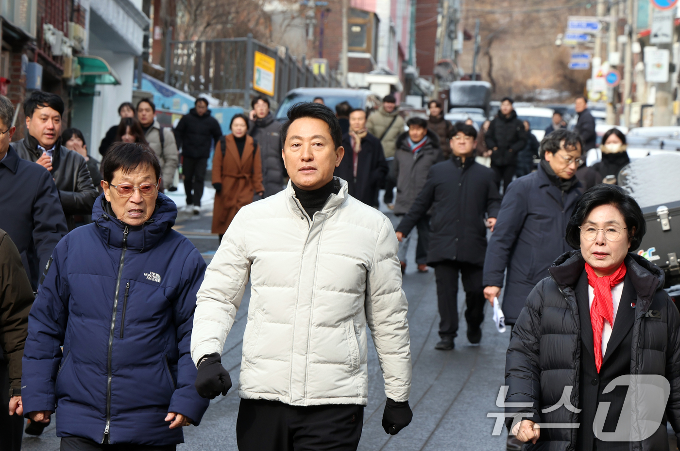 (서울=뉴스1) 김명섭 기자 = 오세훈 서울시장이 19일 서울 관악구 신림7구역에서 재개발 사업대상지 현장 점검을 하고 있다. 2026.1.19/뉴스1