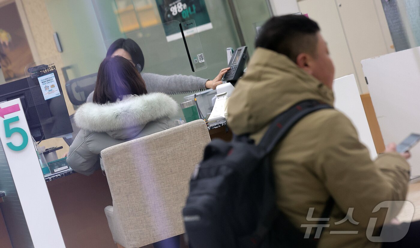 본문 이미지 - 사진은 이날 서울 시내 한 은행 대출 창구에서 한 시민이 상담을 받고 있는 모습. 2026.1.19 ⓒ 뉴스1 김성진 기자