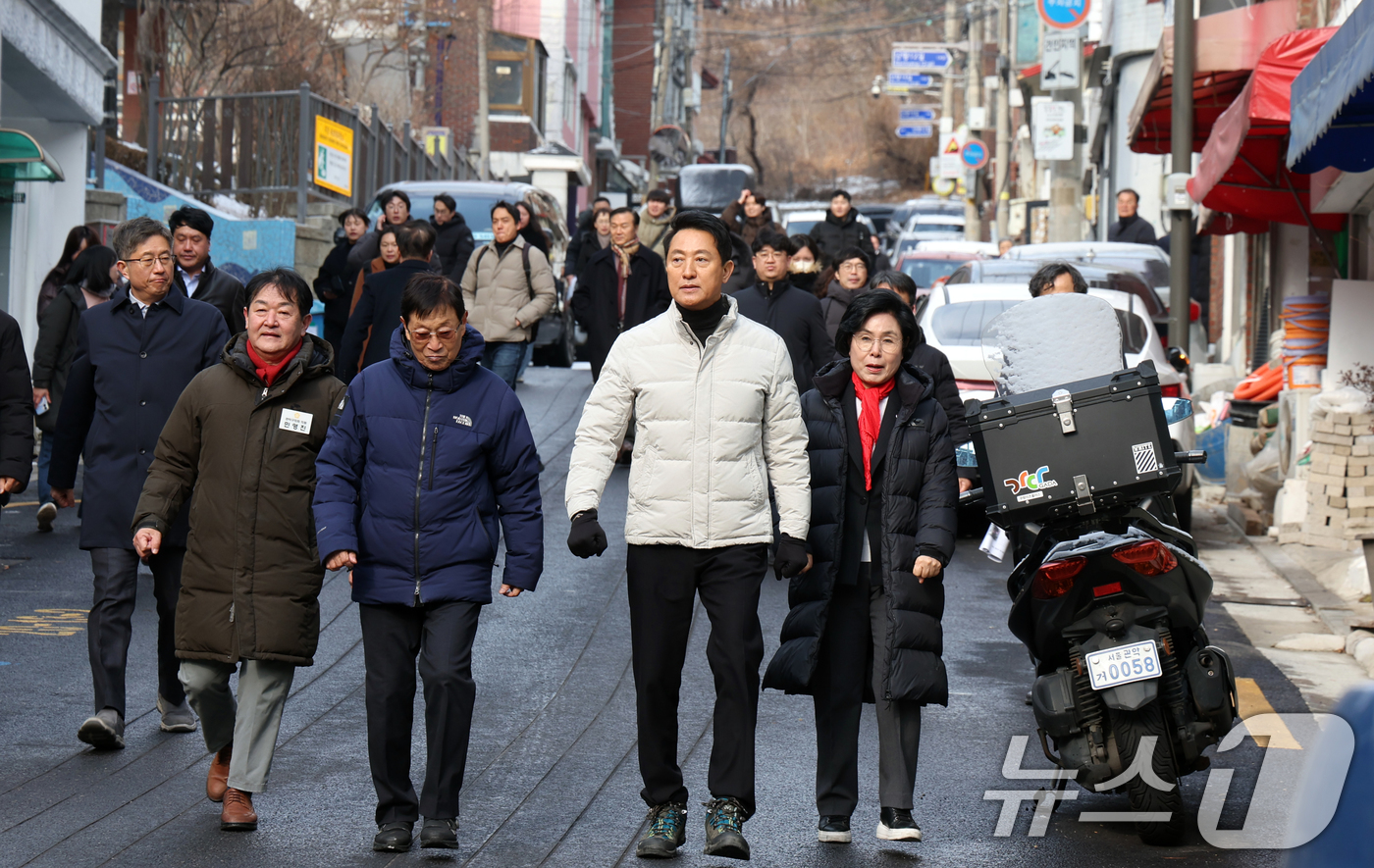 (서울=뉴스1) 김명섭 기자 = 오세훈 서울시장이 19일 서울 관악구 신림7구역에서 재개발 사업대상지 현장 점검을 하고 있다. 2026.1.19/뉴스1