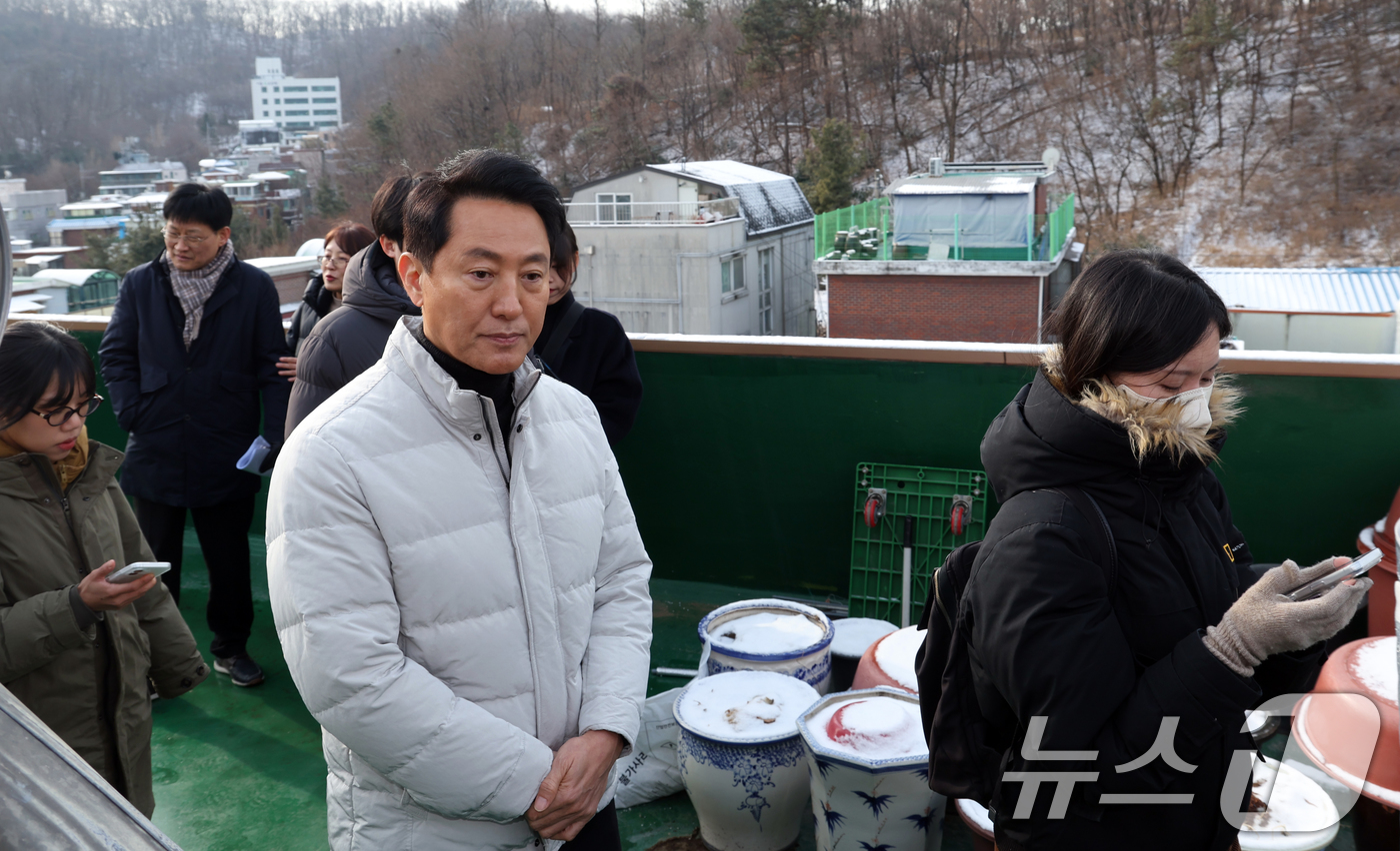 (서울=뉴스1) 김명섭 기자 = 오세훈 서울시장이 19일 서울 관악구 신림7구역에서 재개발 사업대상지 현장 점검을 하고 있다. 2026.1.19/뉴스1