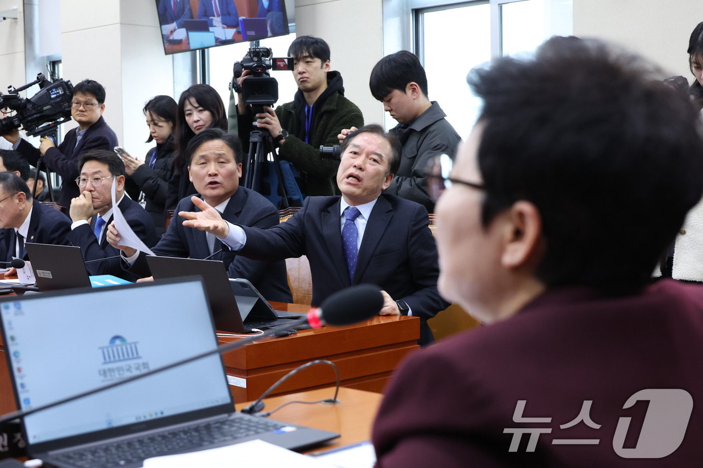 (서울=뉴스1) 신웅수 기자 = 정태호 더불어민주당 간사와 김영진 의원이 19일 서울 여의도 국회에서 열린 재정경제기획위원회 전체회의에서 이혜훈 기획예산처 장관 인사청문회와 관련해 …