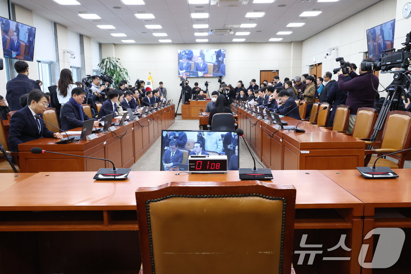 본문 이미지 - 19일 서울 여의도 국회에서 열린 재정경제기획위원회 전체회의에서 이혜훈 기획예산처 장관의 자리가 비어 있다. 2026.1.19/뉴스1 ⓒ News1 신웅수 기자