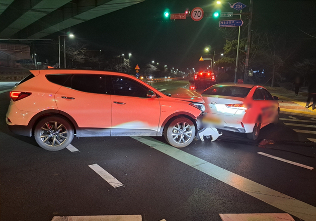 신호 위반한 SUV, 택시에 '쾅'…2명 병원 후송