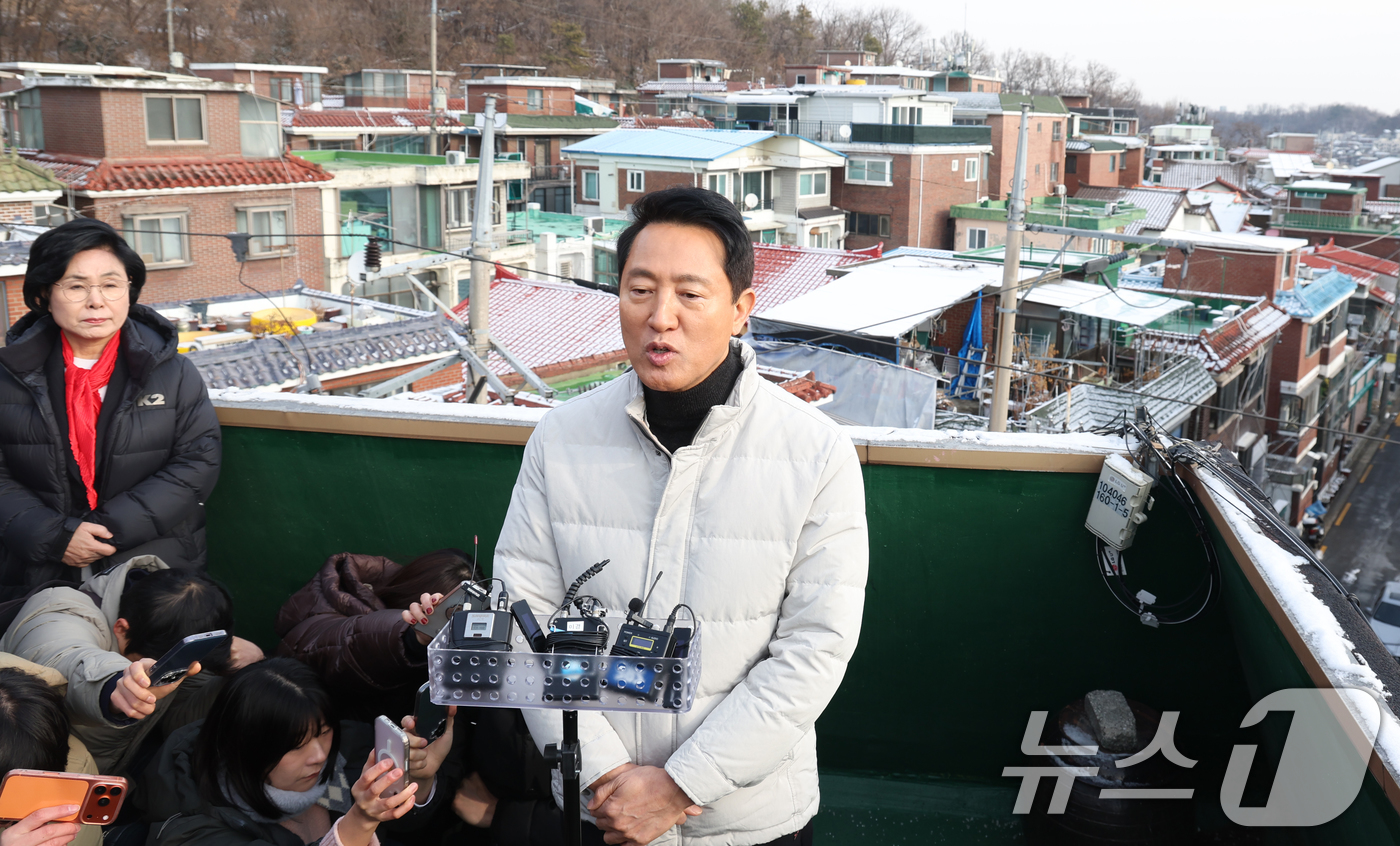 (서울=뉴스1) 김명섭 기자 = 오세훈 서울시장이 19일 서울 관악구 신림7구역에서 재개발 사업대상지 현장 점검을 하고 있다. 2026.1.19/뉴스1