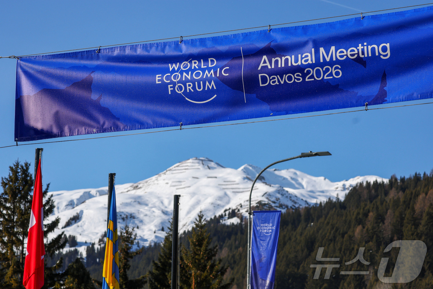 (다보스 로이터=뉴스1) 김지완 기자 = 18일(현지시간) 세계경제포럼(WEF) 연차총회(다보스포럼)가 개최될 예정인 스위스 다보스의 다보스 콩그레스 센터 앞에 다보스포럼의 홍보 …
