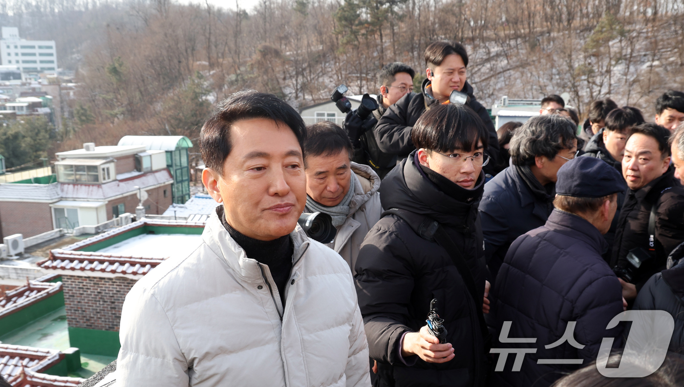 (서울=뉴스1) 김명섭 기자 = 오세훈 서울시장이 19일 서울 관악구 신림7구역에서 재개발 사업대상지 현장 점검을 하고 있다. 2026.1.19/뉴스1