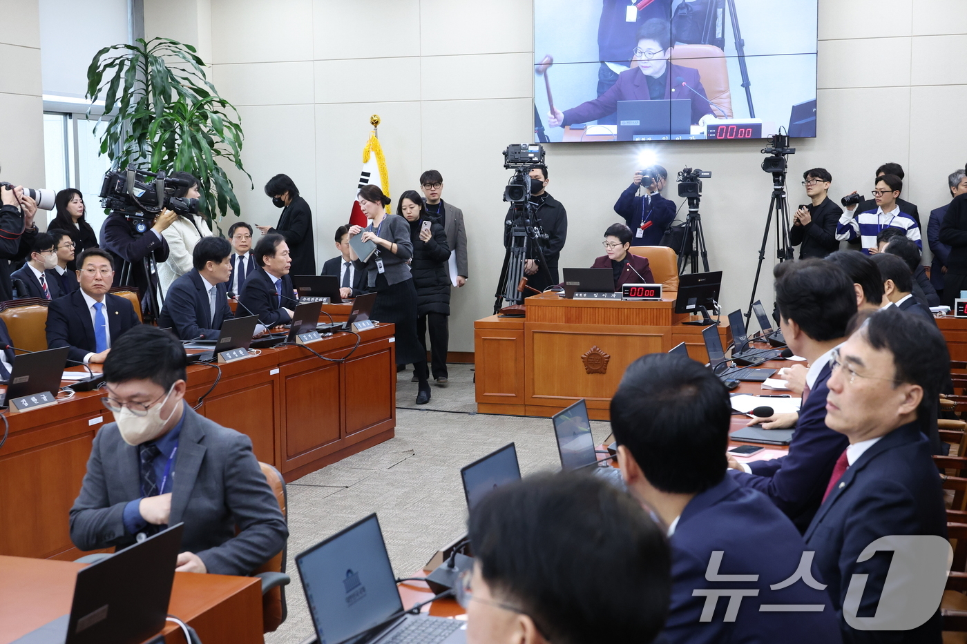 (서울=뉴스1) 신웅수 기자 = 임이자 위원장이 19일 서울 여의도 국회에서 열린 재정경제기획위원회 전체회의에서 의사봉을 두드리고 있다. 2026.1.19/뉴스1