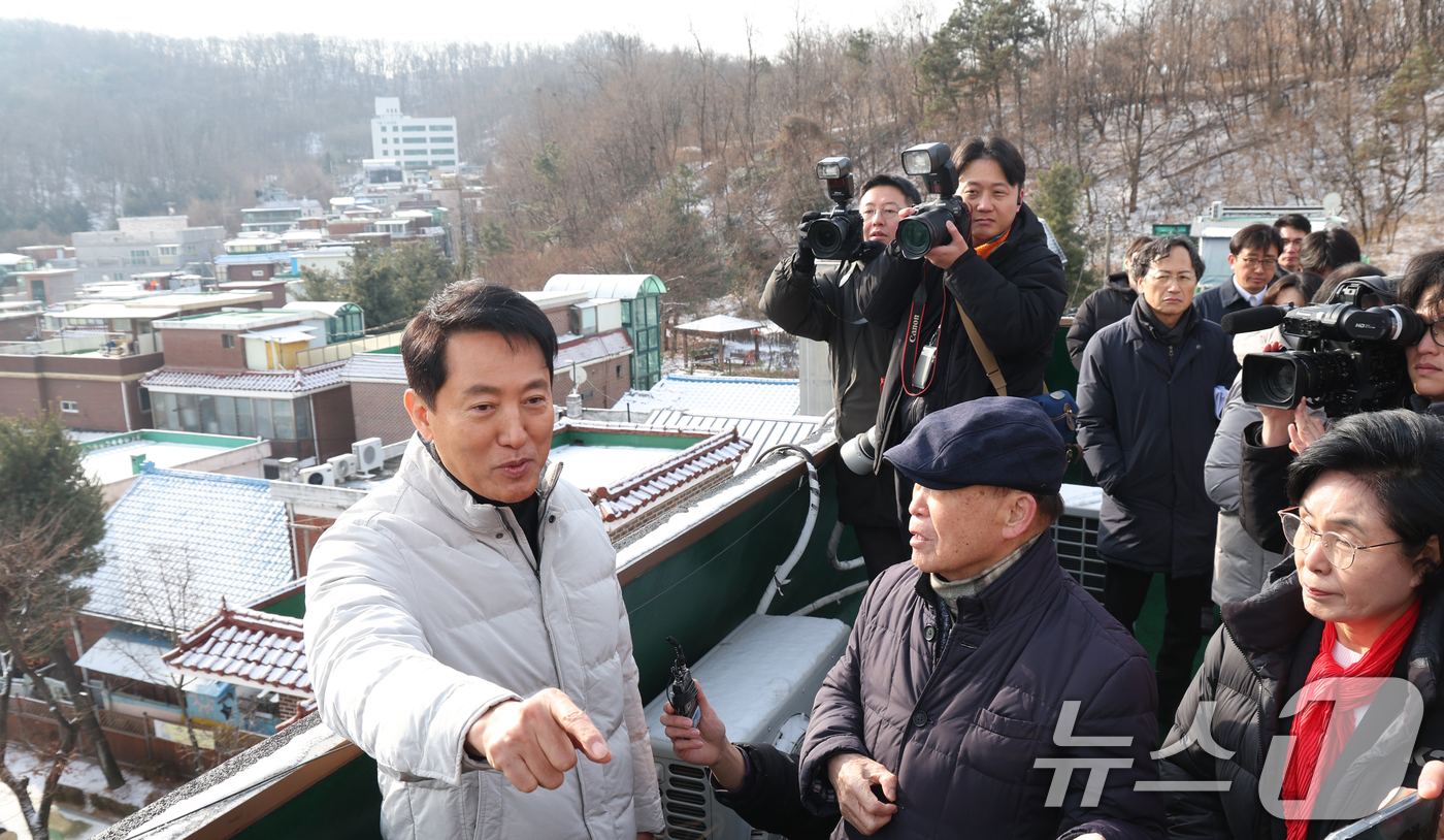(서울=뉴스1) 김명섭 기자 = 오세훈 서울시장이 19일 서울 관악구 신림7구역에서 재개발 사업대상지 현장 점검을 하고 있다. 2026.1.19/뉴스1
