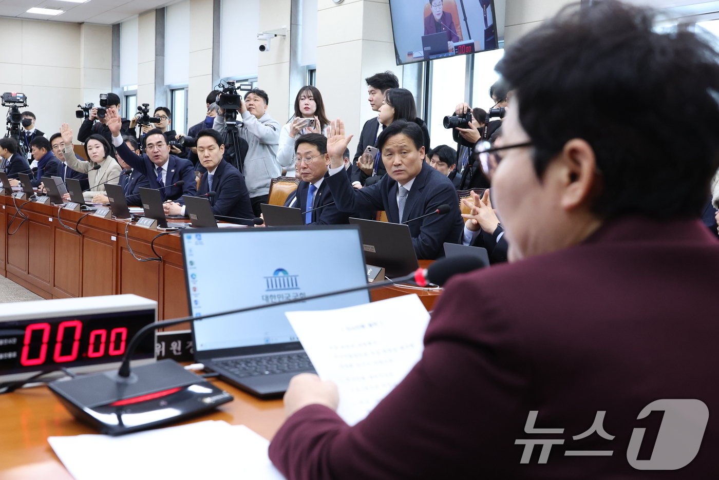 (서울=뉴스1) 신웅수 기자 = 19일 서울 여의도 국회에서 열린 재정경제기획위원회 더불어민주당 의원들이 의사진행 발언을 요청하고 있다. 2026.1.19/뉴스1