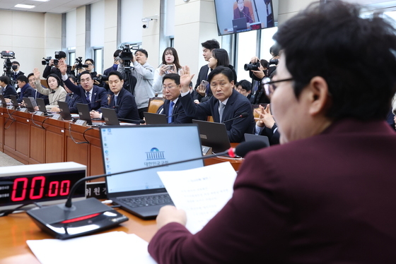 청문회장도 못 들어온 이혜훈…與 "불러서 따지자" 野 "국회 모독"