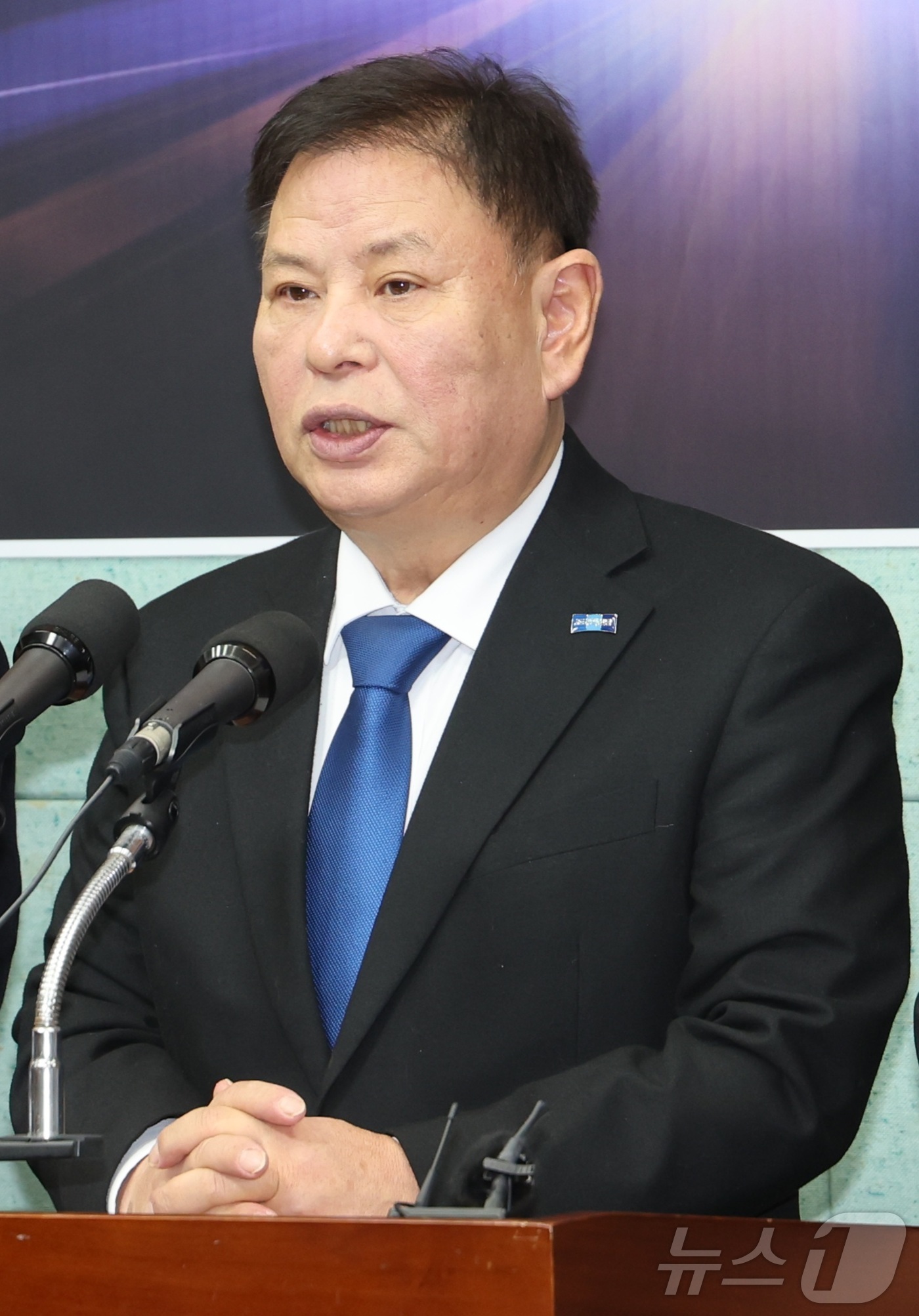 (전주=뉴스1) 유경석 기자 = 정도상 조국혁신당 전북도당위원장을 비롯한 관계자들이 19일 전북 전주시 전북특별자치도의회에서 신년 기자회견을 열고 질의에 답변을 하고 있다. 202 …