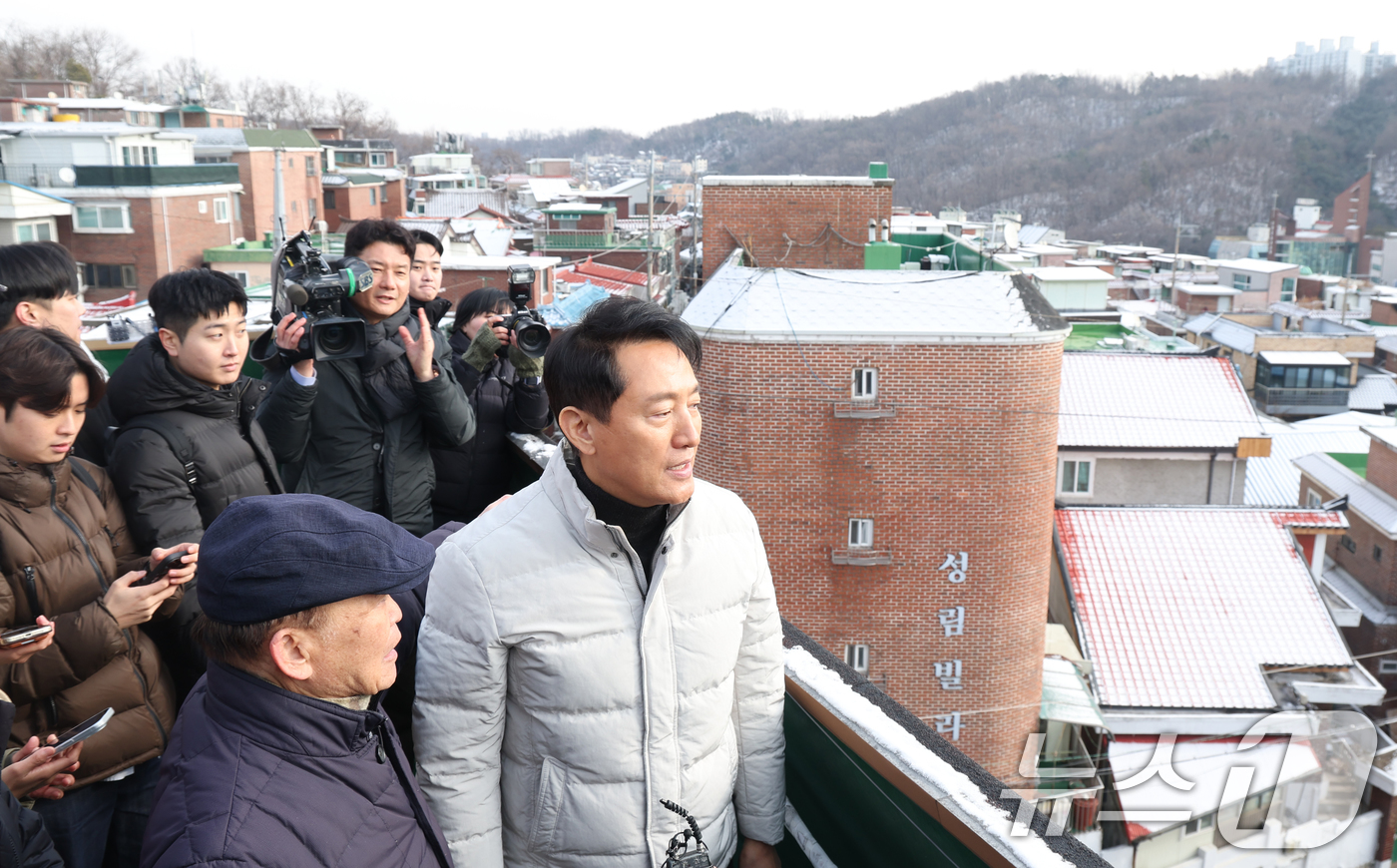 (서울=뉴스1) 김명섭 기자 = 오세훈 서울시장이 19일 서울 관악구 신림7구역에서 재개발 사업대상지 현장 점검을 하고 있다. 2026.1.19/뉴스1