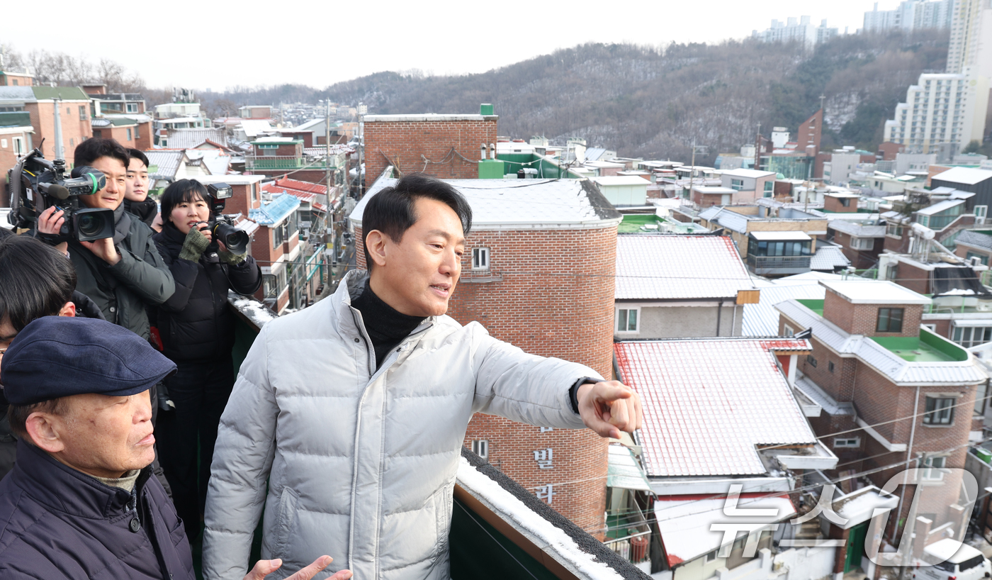 (서울=뉴스1) 김명섭 기자 = 오세훈 서울시장이 19일 서울 관악구 신림7구역에서 재개발 사업대상지 현장 점검을 하고 있다. 2026.1.19/뉴스1