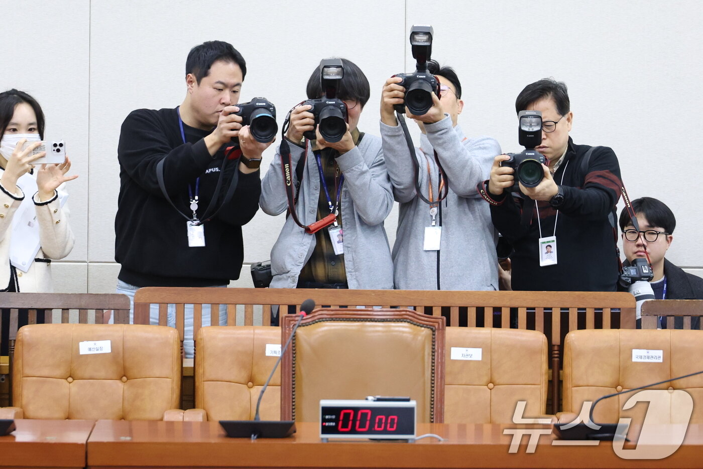 본문 이미지 - 19일 서울 여의도 국회에서 열린 재정경제기획위원회 전체회의에서 이혜훈 기획예산처 장관의 자리가 비어 있다. 2026.1.19/뉴스1 ⓒ News1 신웅수 기자