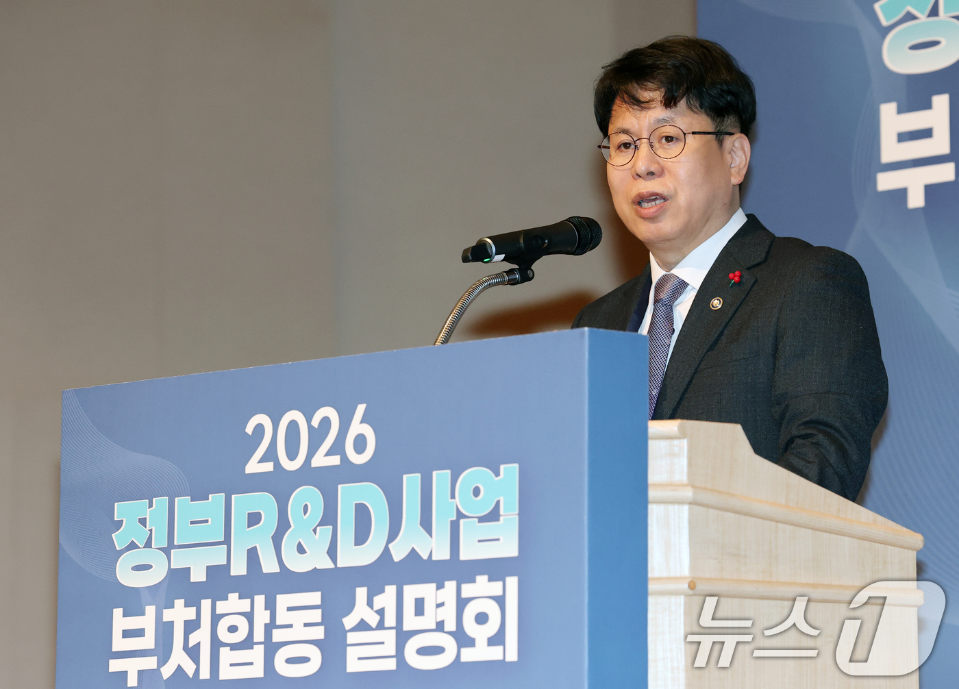 (대전=뉴스1) 김기태 기자 = 19일 대전 유성구 한국과학기술원(KAIST)에서 열린 정부 R&D 사업 부처합동 설명회에서 박인규 과학기술혁신본부장이 개회사를 하고 있다.  20 …