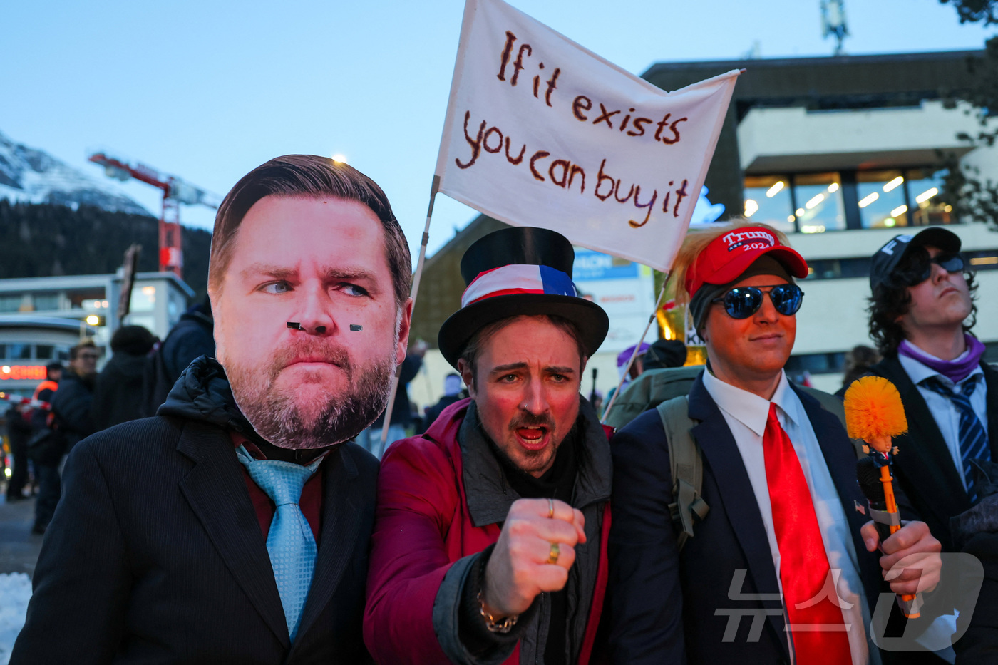 (다보스 로이터=뉴스1) 김지완 기자 = 18일(현지시간) 세계경제포럼(WEF) 연차총회(다보스포럼)가 개최될 예정인 스위스 다보스에서 시위대가 도널드 트럼프 미국 대통령의 분장을 …