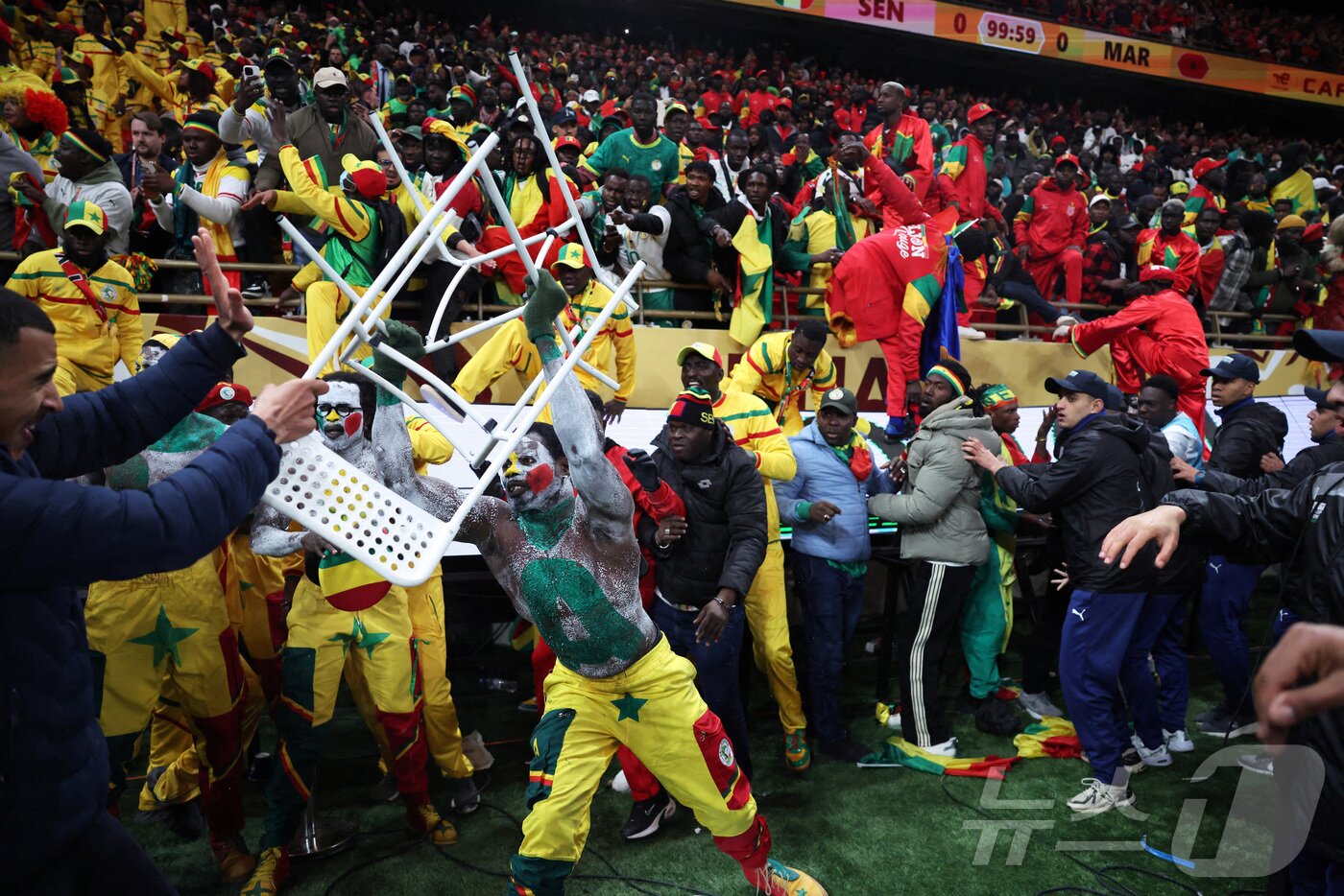 본문 이미지 - 의자를 던지는 등 난동을 부리는 세네갈 팬들ⓒ 로이터=뉴스1
