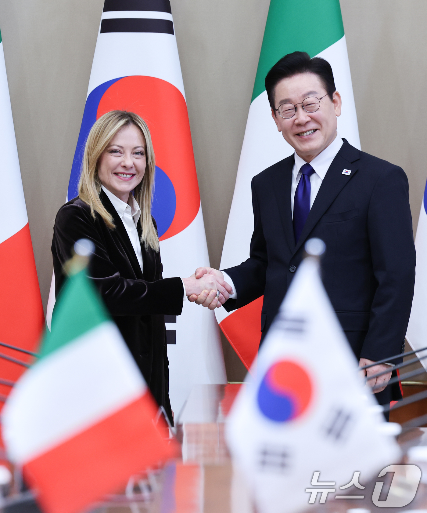 (서울=뉴스1) 이재명 기자 = 이재명 대통령과 조르자 멜로니 이탈리아 총리가 19일 청와대에서 열린 확대회담에 앞서 악수하고 있다. 2026.1.19/뉴스1