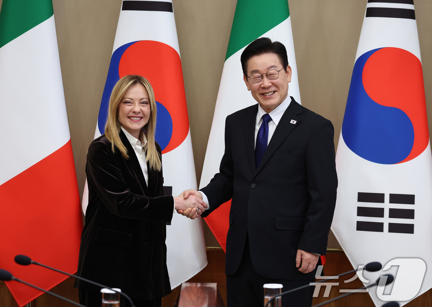 (서울=뉴스1) 이재명 기자 = 이재명 대통령과 조르자 멜로니 이탈리아 총리가 19일 청와대에서 열린 확대회담에 앞서 악수하고 있다. 2026.1.19/뉴스1