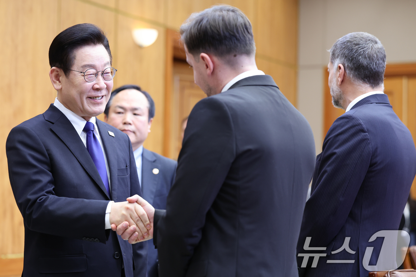 (서울=뉴스1) 이재명 기자 = 이재명 대통령이 19일 청와대에서 열린 조르자 멜로니 이탈리아 총리와의 확대회담에 앞서 수행원들과 인사하고 있다. 2026.1.19/뉴스1