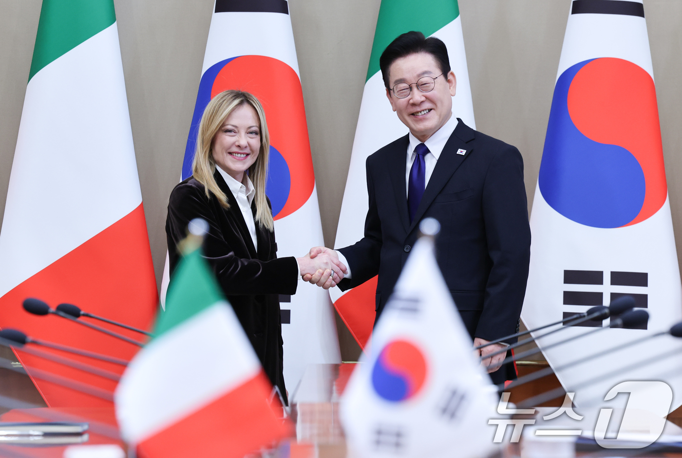 (서울=뉴스1) 이재명 기자 = 이재명 대통령과 조르자 멜로니 이탈리아 총리가 19일 청와대에서 열린 확대회담에 앞서 악수하고 있다. 2026.1.19/뉴스1