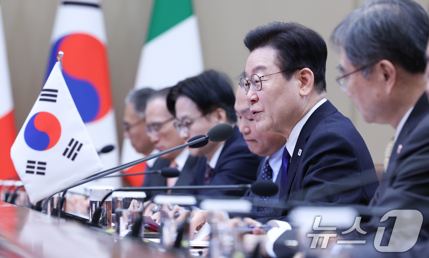 (서울=뉴스1) 이재명 기자 = 이재명 대통령이 19일 청와대에서 열린 조르자 멜로니 이탈리아 총리와의 확대회담에서 발언하고 있다. 2026.1.19/뉴스1