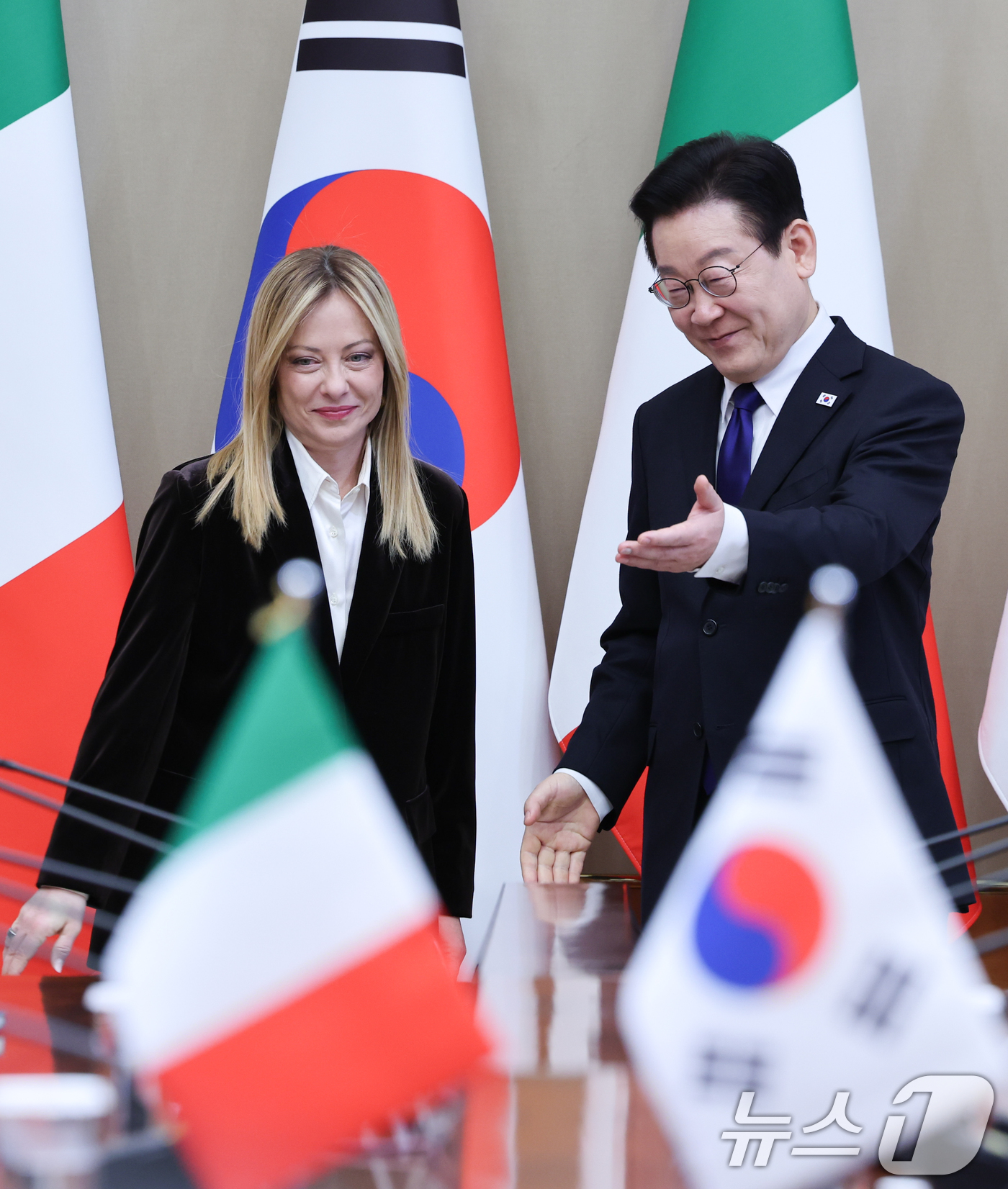 (서울=뉴스1) 이재명 기자 = 이재명 대통령과 조르자 멜로니 이탈리아 총리가 19일 청와대에서 열린 확대회담에 앞서 악수한 뒤 자리를 권하고 있다. 2026.1.19/뉴스1