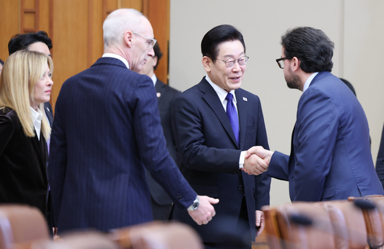 이탈리아 수행원들과 인사하는 이재명 대통령