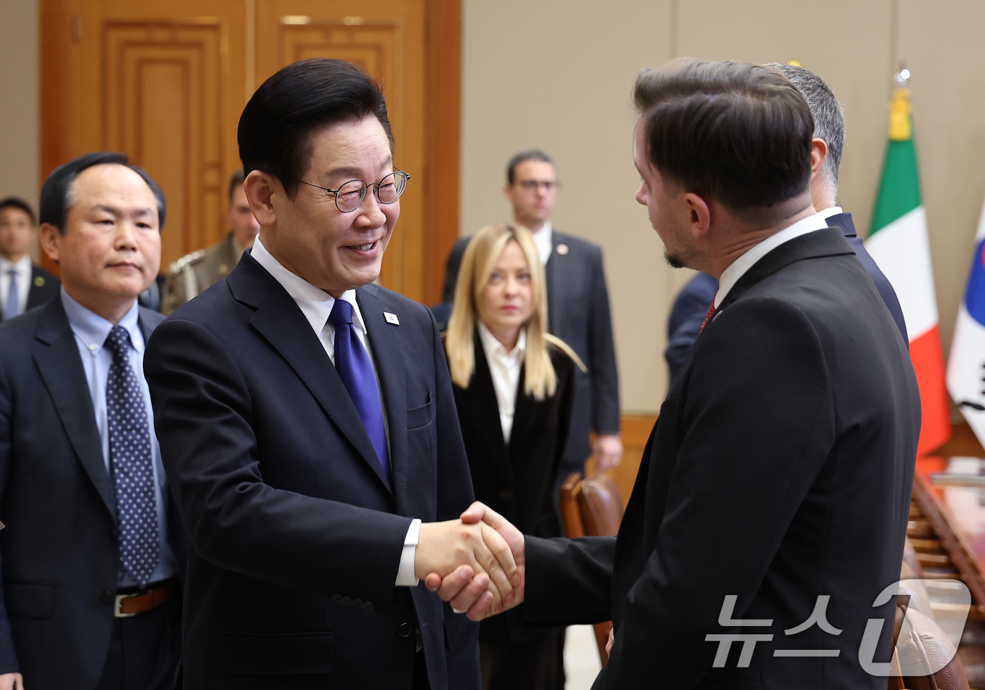 (서울=뉴스1) 이재명 기자 = 이재명 대통령이 19일 청와대에서 열린 조르자 멜로니 이탈리아 총리와의 확대회담에 앞서 수행원들과 인사하고 있다. 2026.1.19/뉴스1