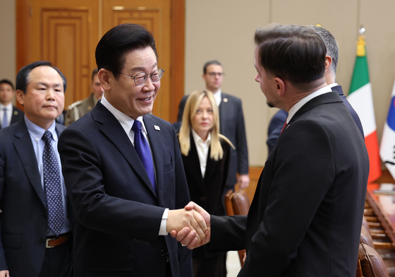 이탈리아 수행원들과 인사하는 이재명 대통령