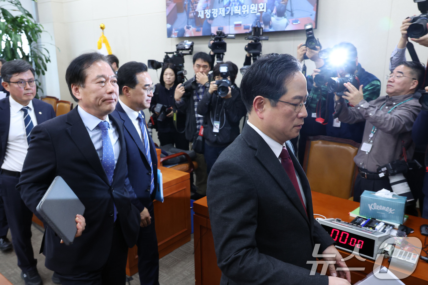 (서울=뉴스1) 신웅수 기자 = 정태호 더불어민주당 간사와 박수영 국민의힘 간사가 19일 서울 여의도 국회에서 열린 재정경제기획위원회가 정회된 후 회의실을 나서고 있다. 2026. …