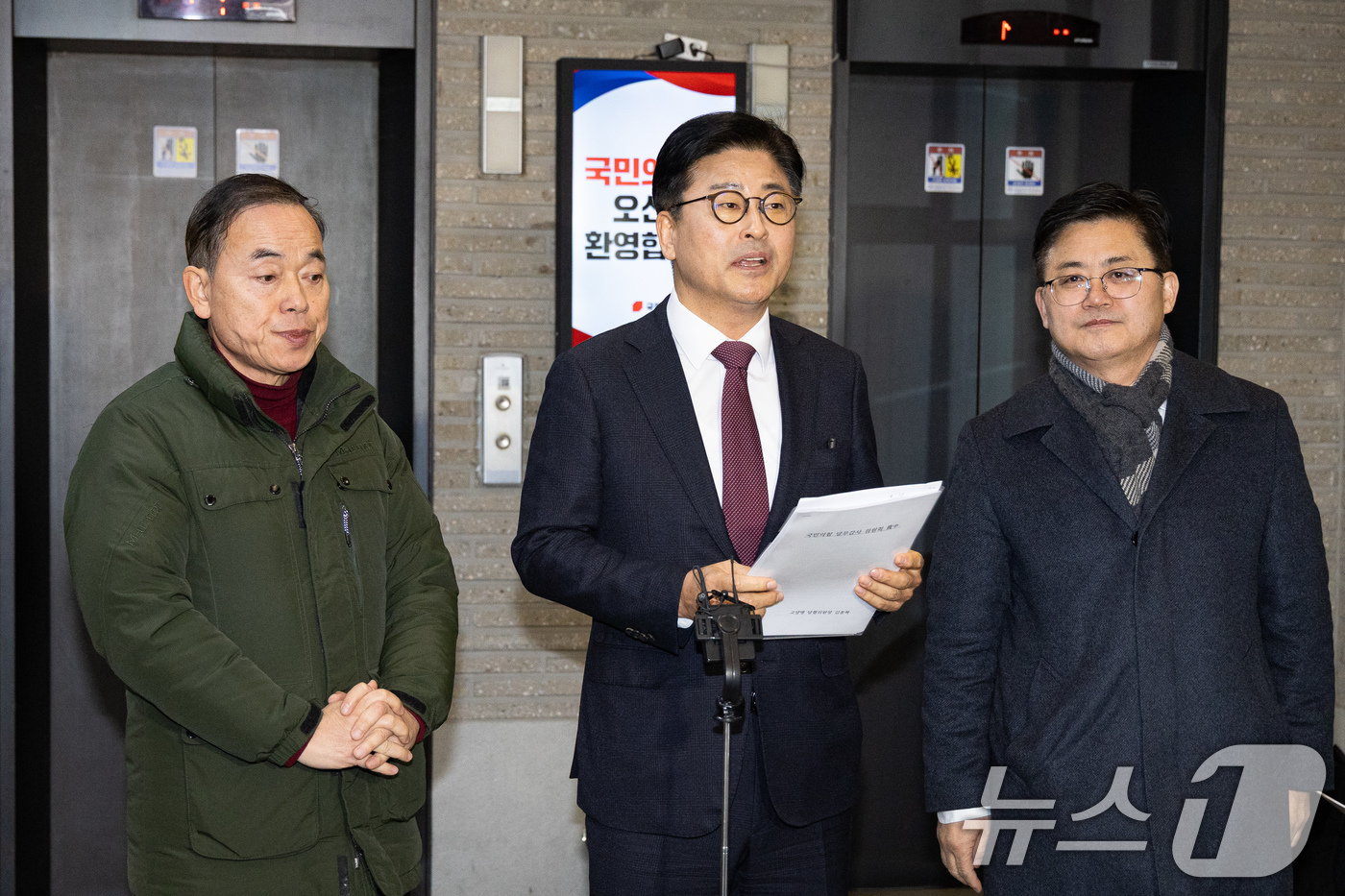 (서울=뉴스1) 유승관 기자 = 김종혁 전 국민의힘 최고위원이 19일 서울 여의도 중앙당사에서 열린 윤리위원회에 출석한 후 나와 취재진 질문에 답하고 있다. 2026.1.19/뉴스 …