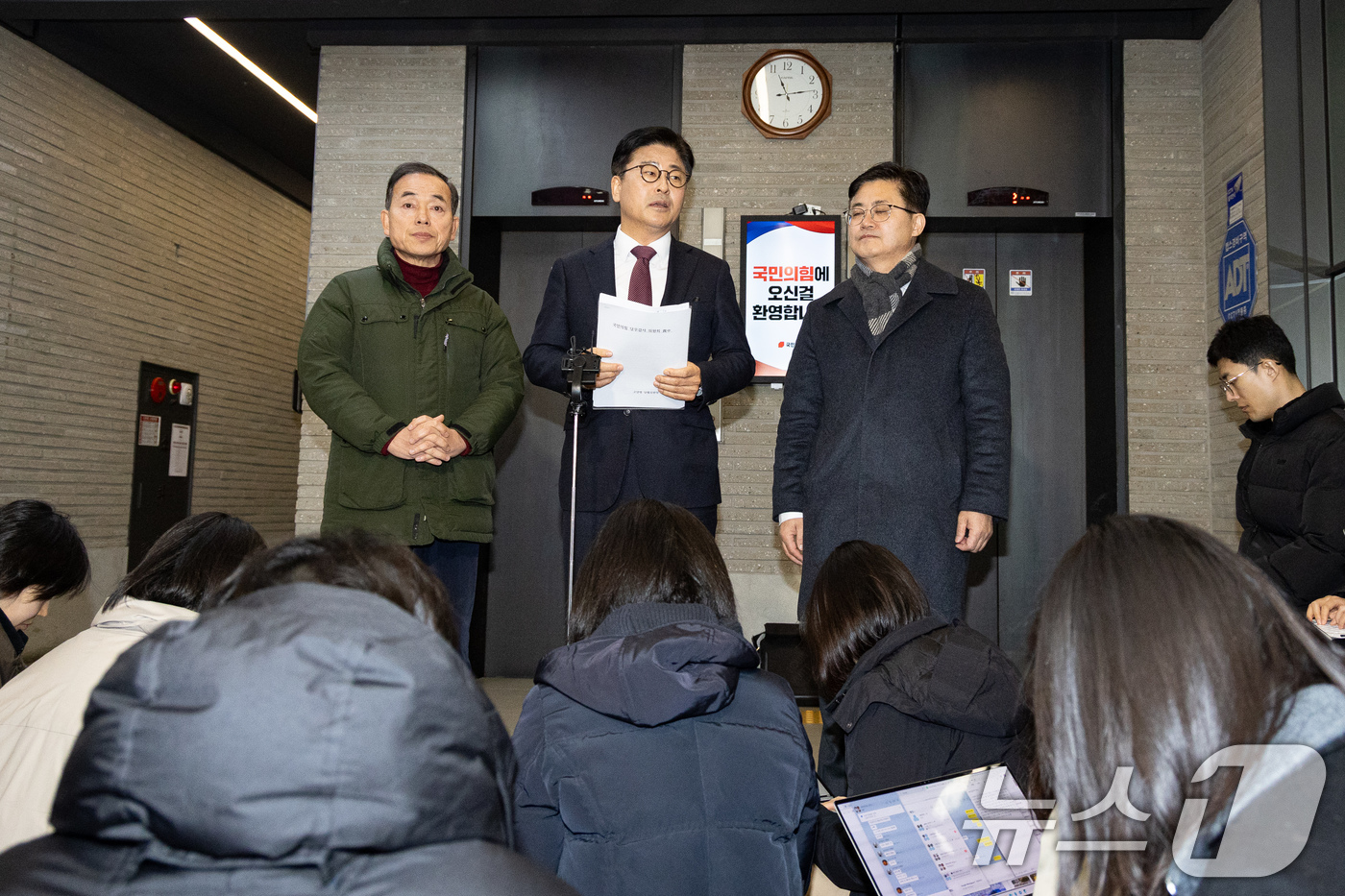 (서울=뉴스1) 유승관 기자 = 김종혁 전 국민의힘 최고위원이 19일 서울 여의도 중앙당사에서 열린 윤리위원회에 출석한 후 나와 취재진 질문에 답하고 있다. 2026.1.19/뉴스 …