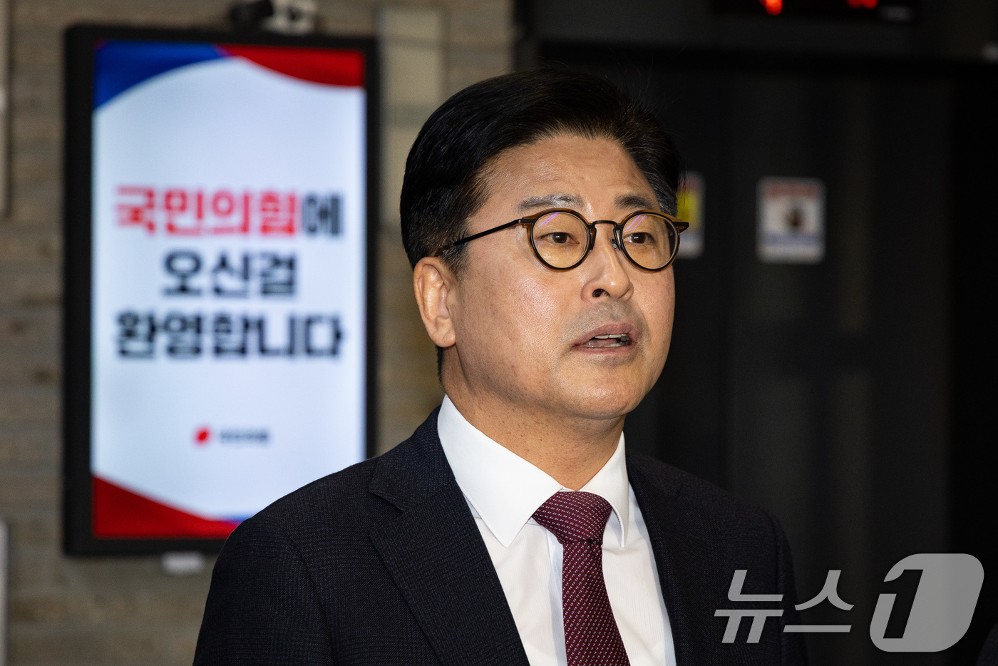 (서울=뉴스1) 유승관 기자 = 김종혁 전 국민의힘 최고위원이 19일 서울 여의도 중앙당사에서 열린 윤리위원회에 출석한 후 나와 취재진 질문에 답하고 있다. 2026.1.19/뉴스 …