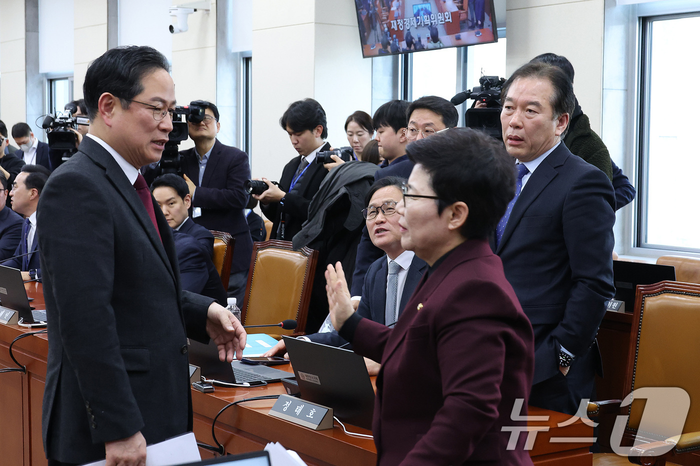 (서울=뉴스1) 신웅수 기자 = 임이자 위원장이 19일 서울 여의도 국회에서 열린 재정경제기획위원회가 정회된 후 정태호 더불어민주당 간사와 박수영 국민의힘 간사를 지나치고 있다. …