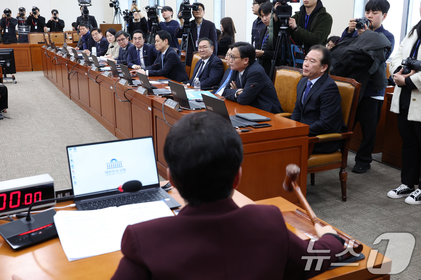 (서울=뉴스1) 신웅수 기자 = 임이자 위원장이 19일 서울 여의도 국회에서 열린 재정경제기획위원회에서 정회를 선포하고 있다. 2026.1.19/뉴스1