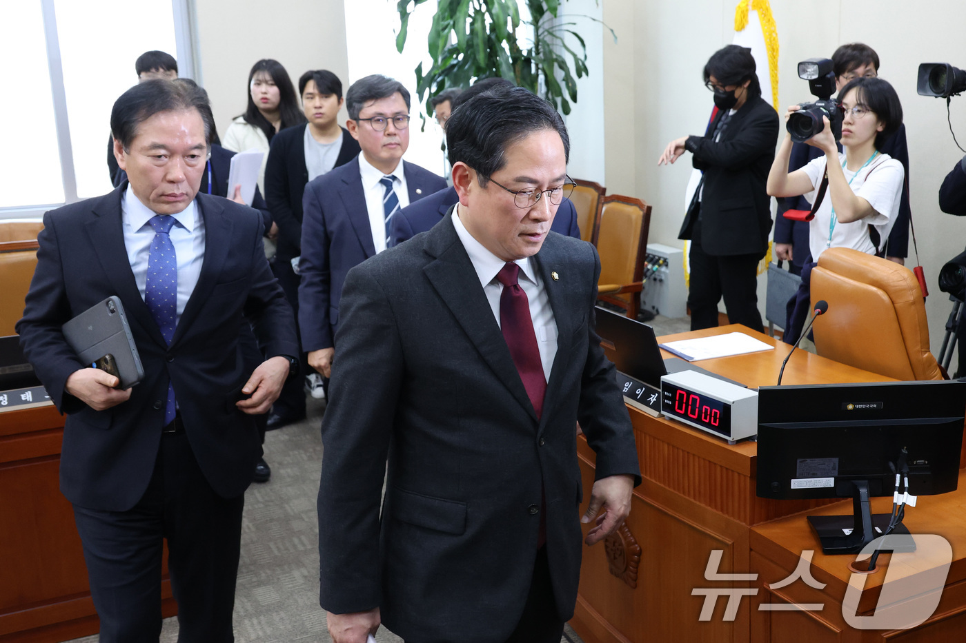 (서울=뉴스1) 신웅수 기자 = 정태호 더불어민주당 간사와 박수영 국민의힘 간사가 19일 서울 여의도 국회에서 열린 재정경제기획위원회가 정회된 후 회의실을 나서고 있다. 2026. …