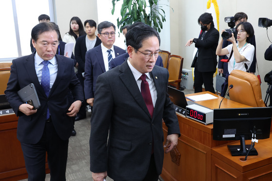 회의실 나서는 재경위 여야 간사