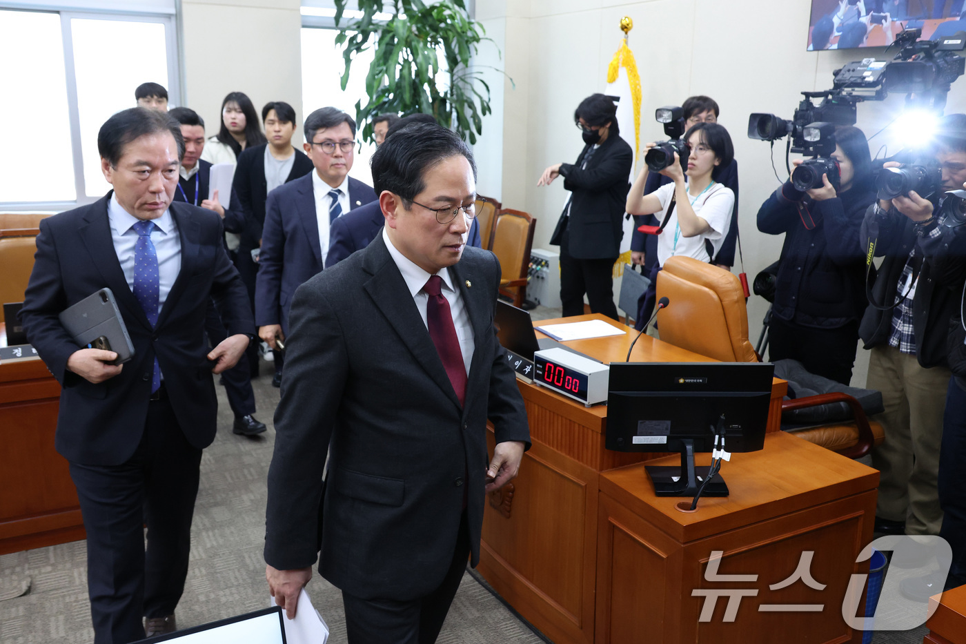 (서울=뉴스1) 신웅수 기자 = 정태호 더불어민주당 간사와 박수영 국민의힘 간사가 19일 서울 여의도 국회에서 열린 재정경제기획위원회가 정회된 후 회의실을 나서고 있다. 2026. …