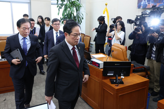 재경위 회의실 나서는 여야 간사