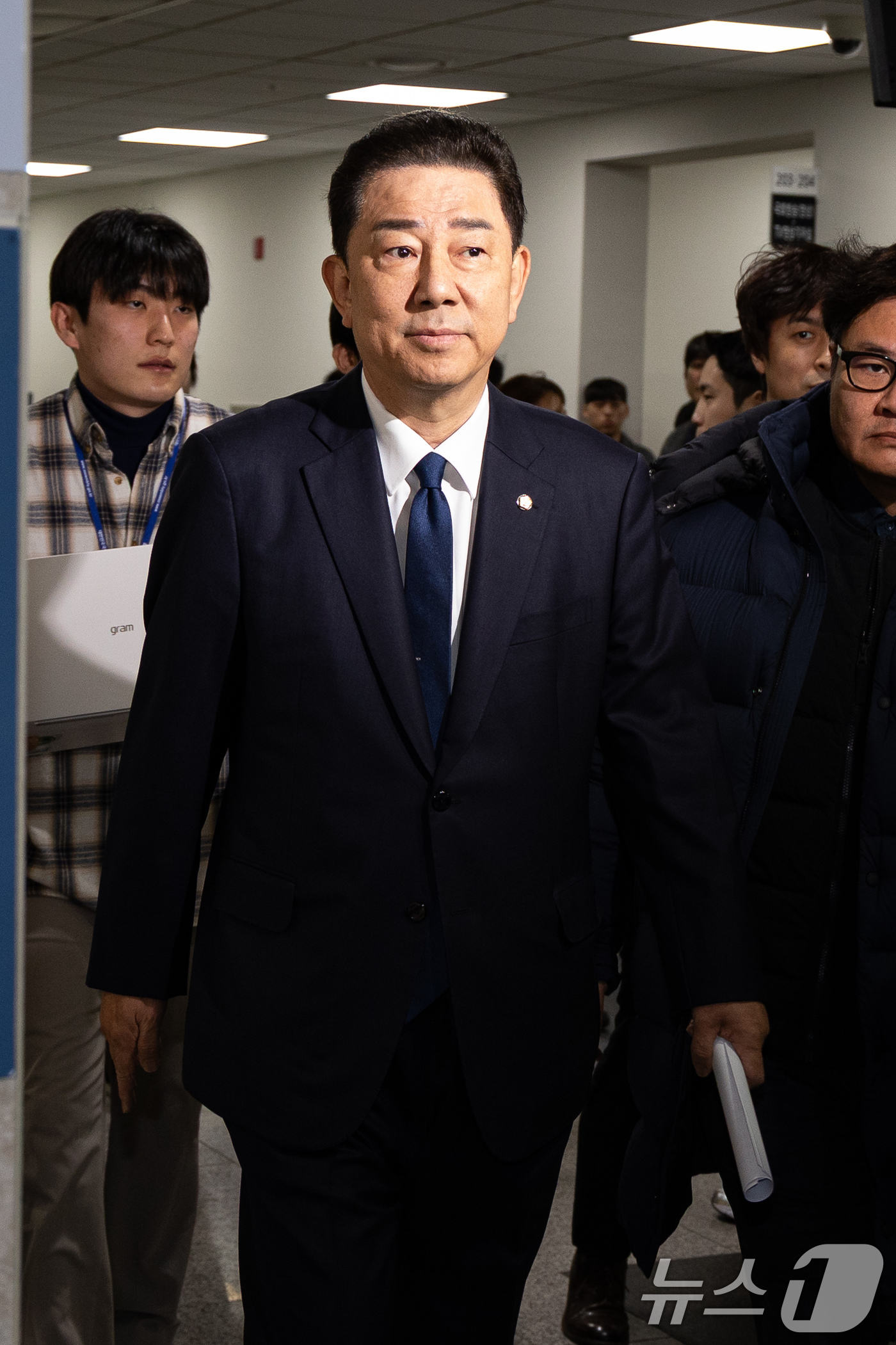 (서울=뉴스1) 유승관 기자 = 김병기 더불어민주당 의원이 19일 서울 여의도 국회 소통관에서 당 윤리심판원의 제명 결정에 대한 입장을 밝히는 기자회견을 마치고 지하주차장으로 이동 …