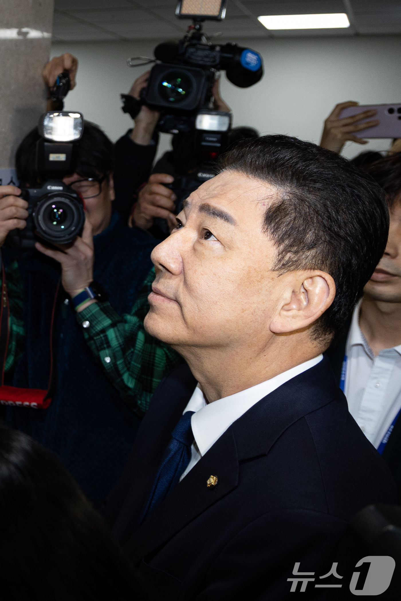 (서울=뉴스1) 유승관 기자 = 김병기 더불어민주당 의원이 19일 서울 여의도 국회 소통관에서 당 윤리심판원의 제명 결정에 대한 입장을 밝히는 기자회견을 마치고 지하주차장으로 이동 …