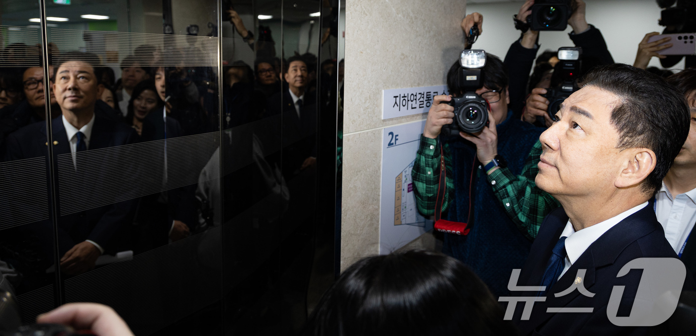 (서울=뉴스1) 유승관 기자 = 김병기 더불어민주당 의원이 19일 서울 여의도 국회 소통관에서 당 윤리심판원의 제명 결정에 대한 입장을 밝히는 기자회견을 마치고 지하주차장으로 이동 …