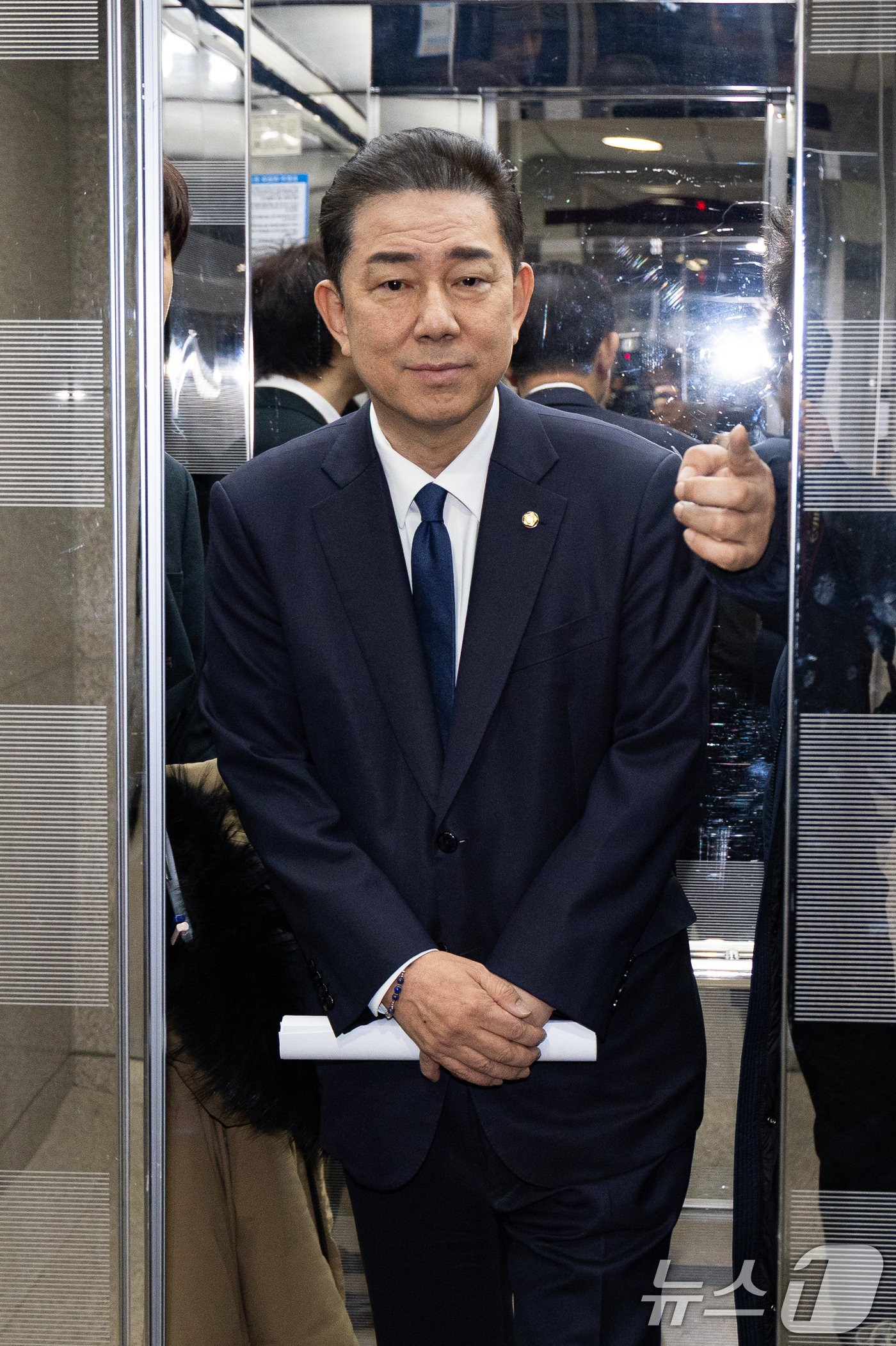 (서울=뉴스1) 유승관 기자 = 김병기 더불어민주당 의원이 19일 서울 여의도 국회 소통관에서 당 윤리심판원의 제명 결정에 대한 입장을 밝히는 기자회견을 마치고 지하주차장으로 이동 …