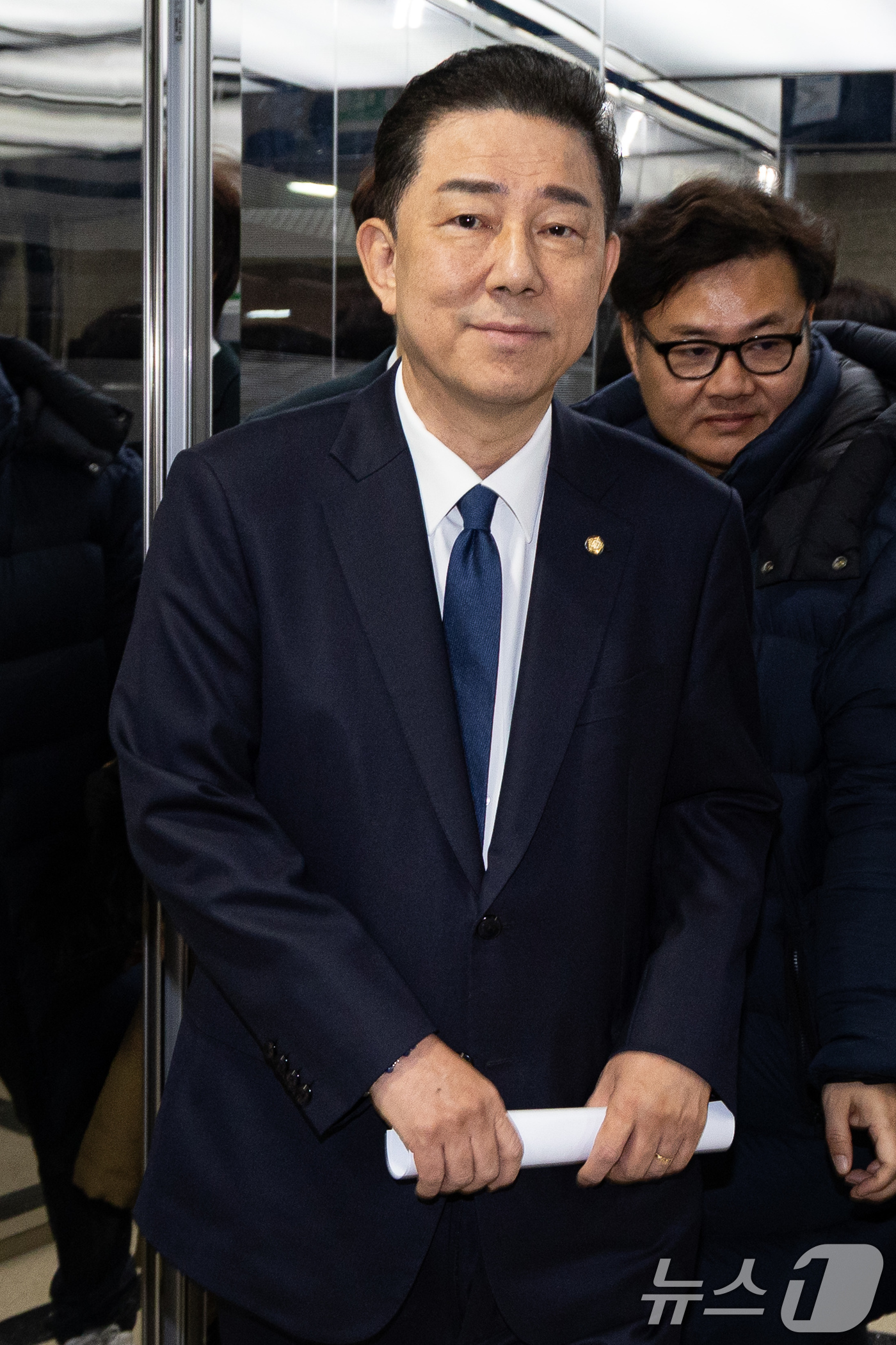 (서울=뉴스1) 유승관 기자 = 김병기 더불어민주당 의원이 19일 서울 여의도 국회 소통관에서 당 윤리심판원의 제명 결정에 대한 입장을 밝히는 기자회견을 마치고 지하주차장으로 이동 …