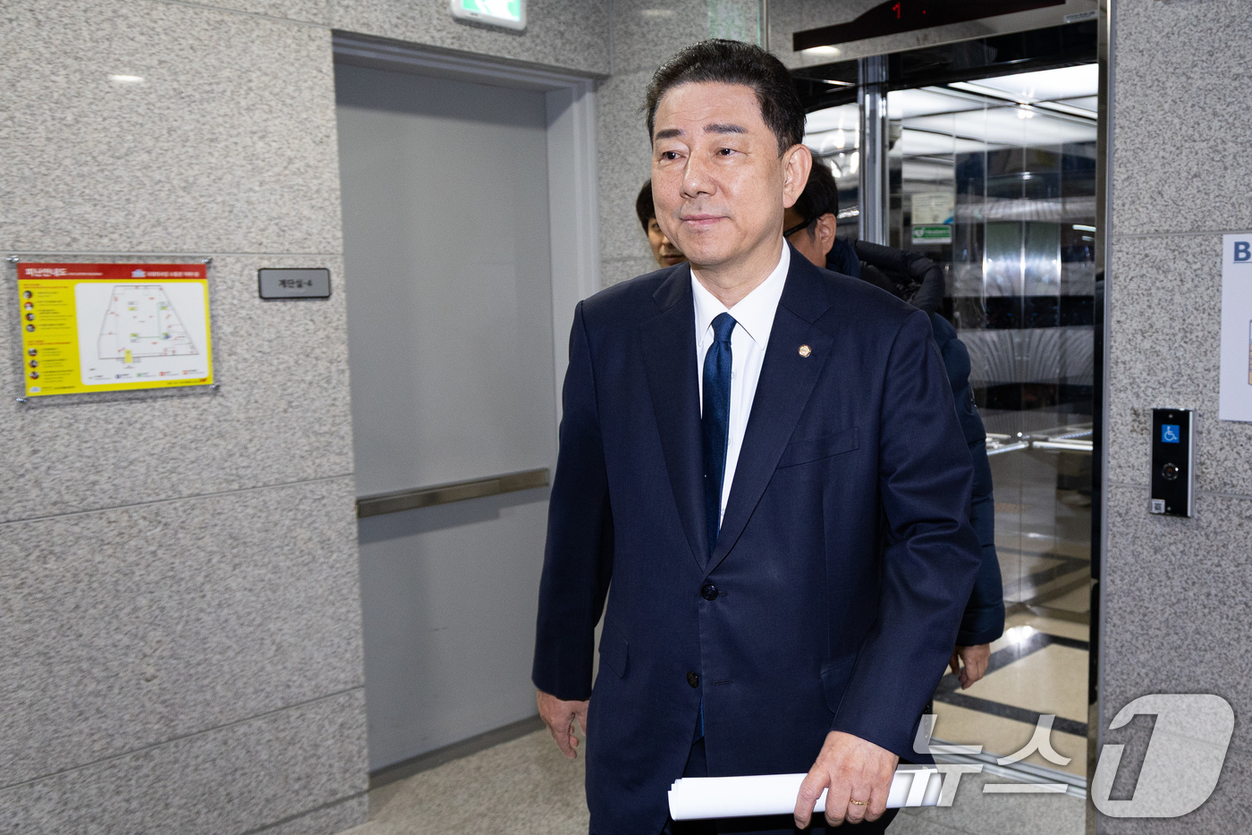 (서울=뉴스1) 유승관 기자 = 김병기 더불어민주당 의원이 19일 서울 여의도 국회 소통관에서 당 윤리심판원의 제명 결정에 대한 입장을 밝히는 기자회견을 마치고 지하주차장으로 이동 …