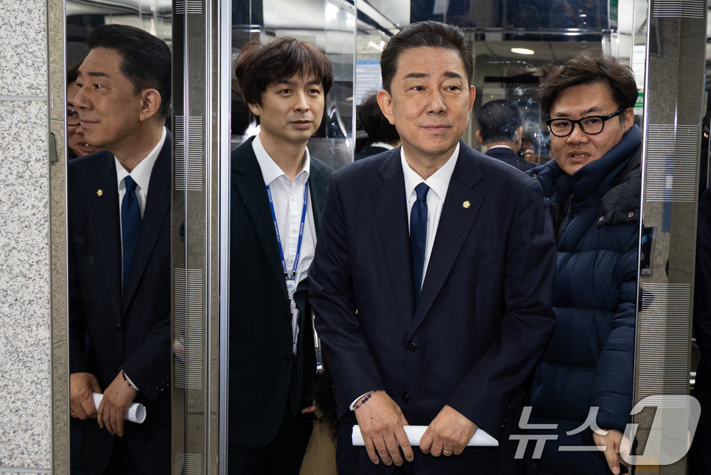 (서울=뉴스1) 유승관 기자 = 김병기 더불어민주당 의원이 19일 서울 여의도 국회 소통관에서 당 윤리심판원의 제명 결정에 대한 입장을 밝히는 기자회견을 마치고 지하주차장으로 이동 …