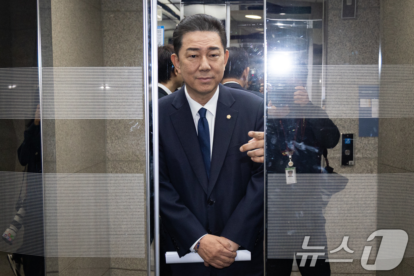 (서울=뉴스1) 유승관 기자 = 김병기 더불어민주당 의원이 19일 서울 여의도 국회 소통관에서 당 윤리심판원의 제명 결정에 대한 입장을 밝히는 기자회견을 마치고 지하주차장으로 이동 …