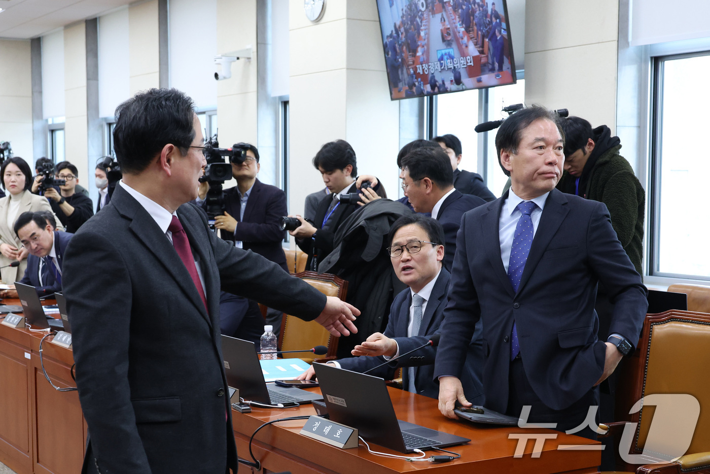 (서울=뉴스1) 신웅수 기자 = 정태호 더불어민주당 간사와 박수영 국민의힘 간사가 19일 서울 여의도 국회에서 열린 재정경제기획위원회가 정회된 후 대화하고 있다. 2026.1.19 …